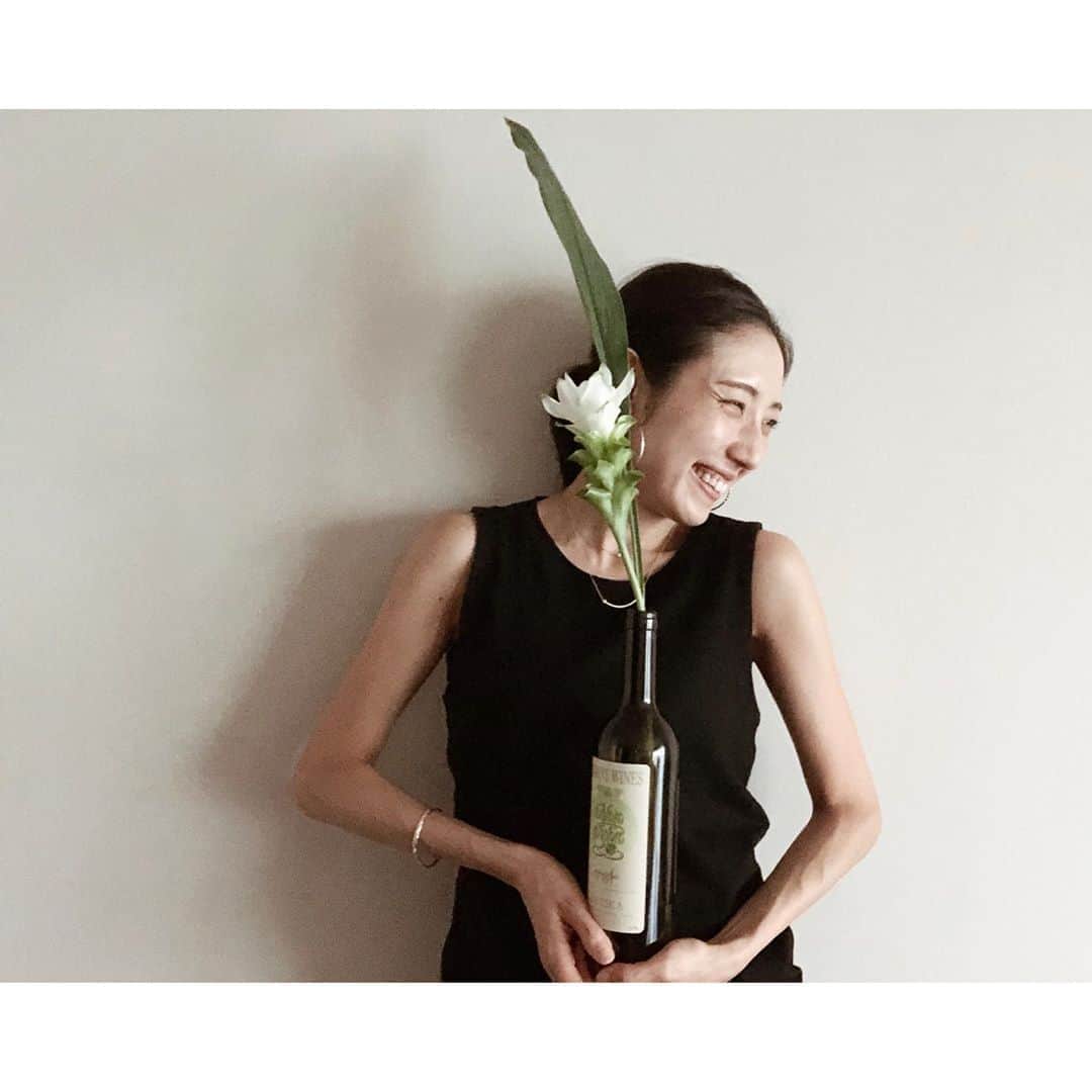 太田彩乃のインスタグラム：「9月スタート！ 帰りにクルクマを買って、ワインボトルに挿したらエチケットの色とマッチしていい感じに🌱 嬉し。 . . #クルクマ #ワインボトル #花瓶 #サステナブルライフ #お花のある暮らし #オレンジワイン #9月スタート #サステイナブル」