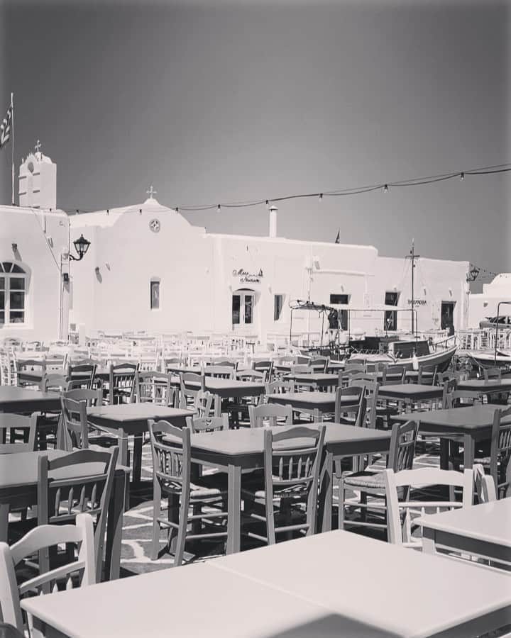 アレクシマビーユのインスタグラム：「Empty Naoussa port @alexismabille #naoussa #greece #cyclades #vacationending #theend #empty #beautifull #unusual #seaside #paros #alexismabille」