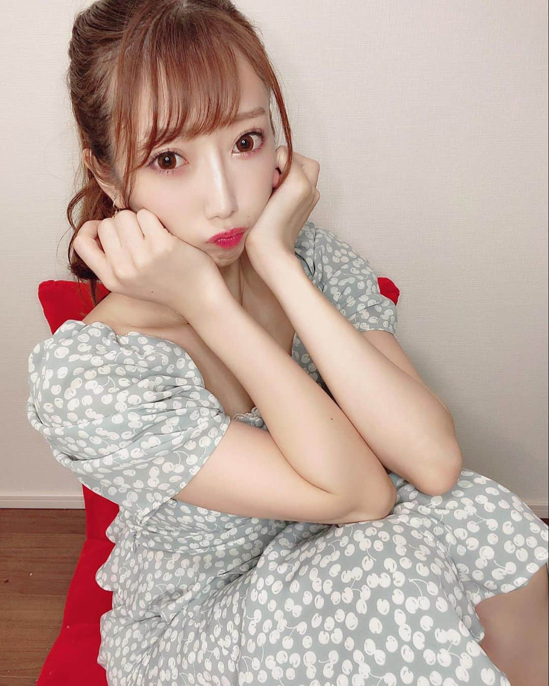 愛迫みゆさんのインスタグラム写真 - (愛迫みゆInstagram)「本日の #愛迫code 💄💕 おnew✨の #herlipto の チェリーワンピース🍒💙 . . こうゆうミントグリーンみたいの水色のお洋服持ってないから とっても新鮮ーーー💕☺️🎶 . . ポニーテールして お耳にもチェリー付けたよ💕🍒 ポニテのリボンはピンクで差し色だよーん💓 . . これも次回用にチェキ撮りました📷💓 オシャレしたらチェキを撮るという趣味も出来たかも？🤔笑 . . このコーデはお好きですか🥰？ またコーデ載せます(*´ω｀*)✨ . . #code #fassion #herlipto #小嶋陽菜 ちゃんのブランドです🐱💕 イヤリングは #honeysalon」9月2日 0時29分 - aisakomiyu