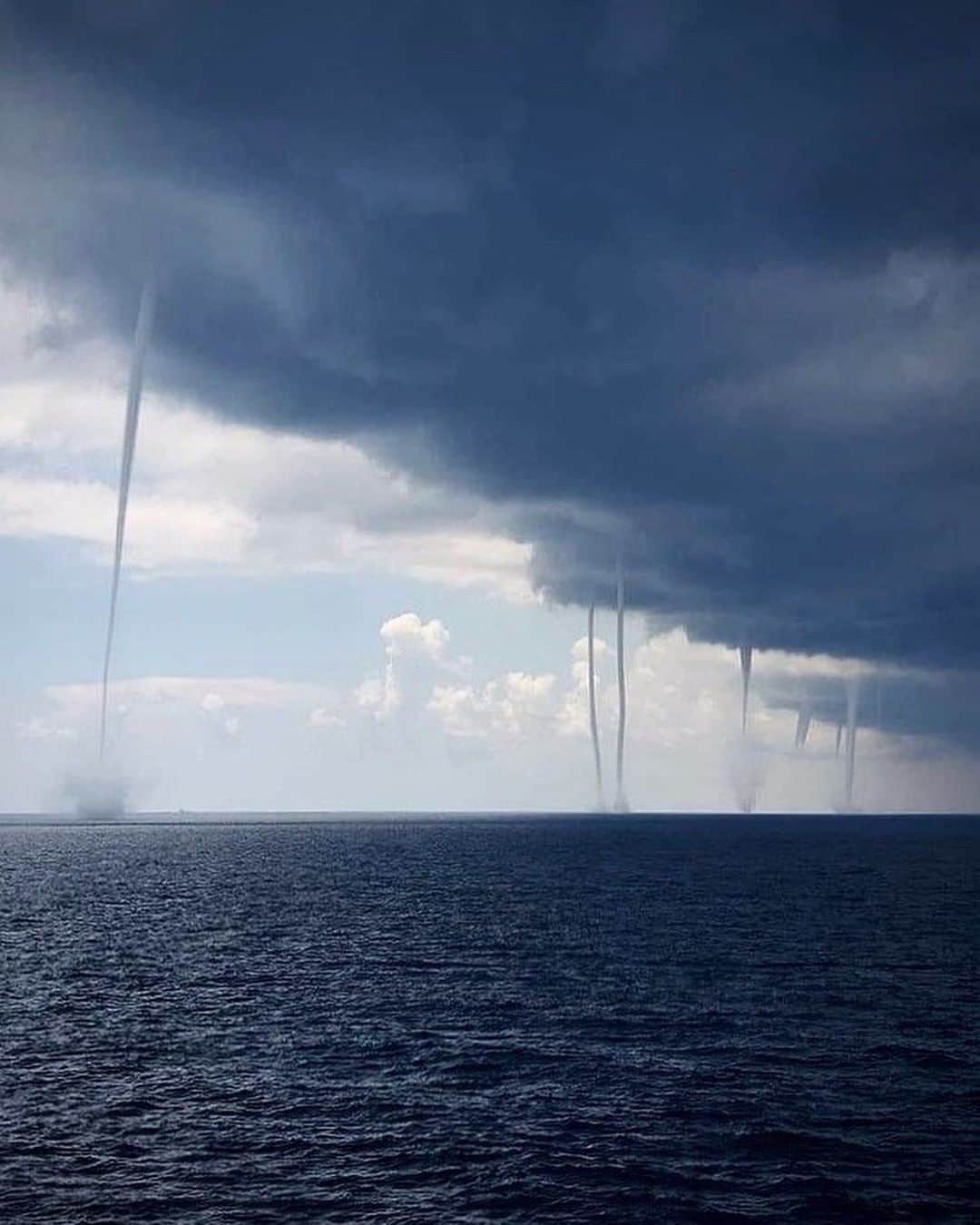 Discover Earthさんのインスタグラム写真 - (Discover EarthInstagram)「Waw ! Carefull, mother nature looks angry, look at those tornados coming !🌪  📍 Gulf of Mexico, South of Port Fourchon, Louisiana.  📅 8/20/20 📷  by Michael Fontaine 🇺🇸#discoverLouisiana via @ourplanetdaily  #louisiana #tornado #mothernature」9月2日 0時30分 - discoverearth