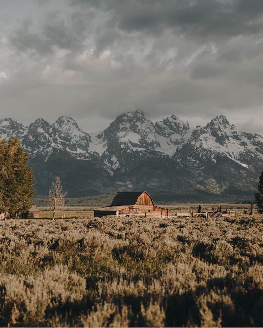 FOLKのインスタグラム：「AUTUMN ISSUE PREVIEW! To me the Tetons are the most magical spot in the US. I’ve seen so much of this country. I’ve crisscrossed its backroads and interstates, but when I need calm and quiet there is no place like the Tetons. They are a sanctuary and a church. @jkwinders takes us there in the Autumn issue of @folkmagazine. His words and images will transport you to the shadows of the mighty mountains, to the pastures in the valleys, and to the waters that flow so freely and wildly through the heart of this god-like place. The pre-order for the issue ends this week. Go to www.folkgeneral.com to pre-order! Photos by @jkwinders」