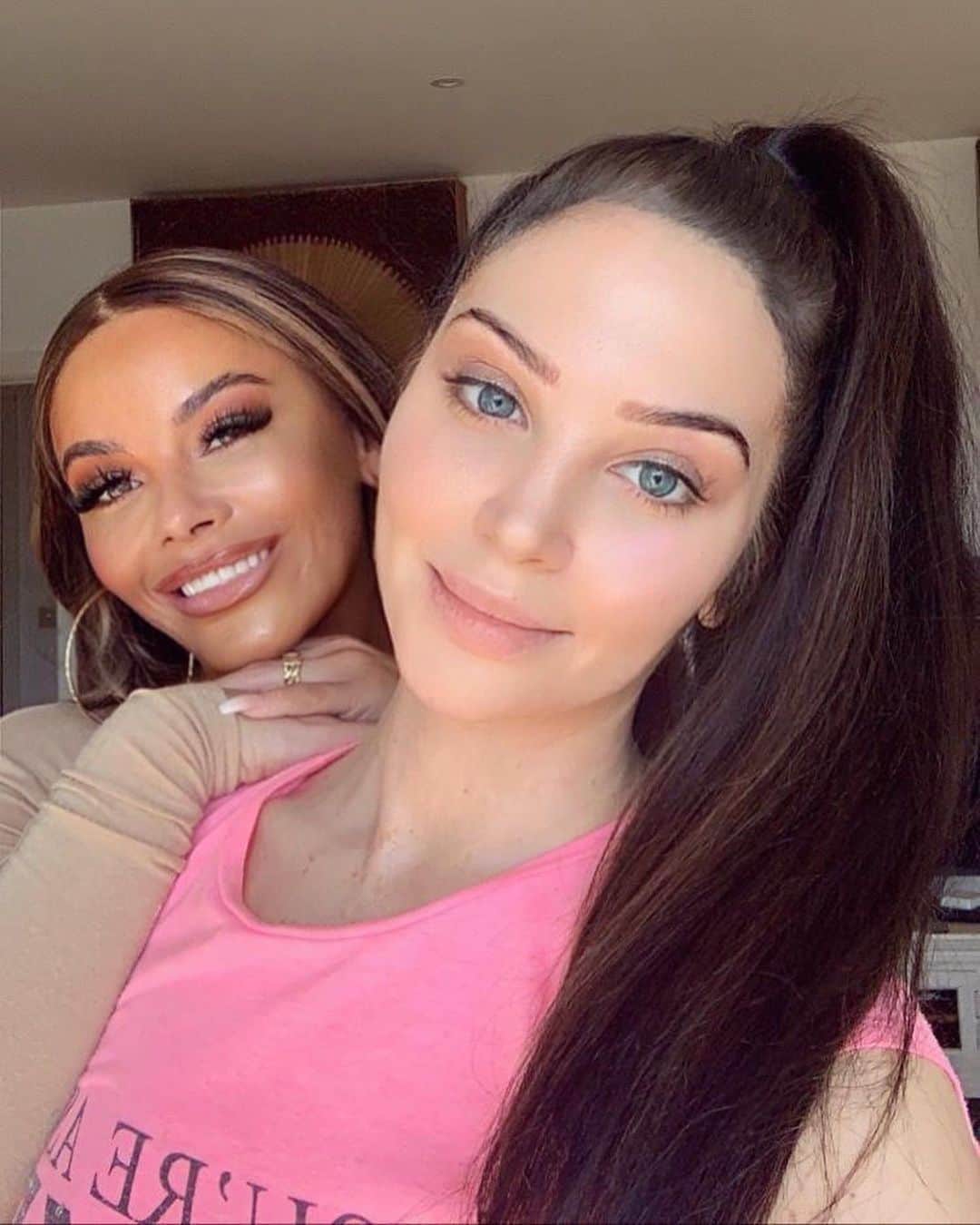 Tulisaさんのインスタグラム写真 - (TulisaInstagram)「Was just going to be a lazy Tuesday in my pjs playing PS... then @chelseehealey surprises me 😝 looks like lazy Tuesday just got lit 🔥 #thatswhatfriendsarefor 🤗💕 myyyyyy girl x」9月2日 0時35分 - tulisacontostavlos