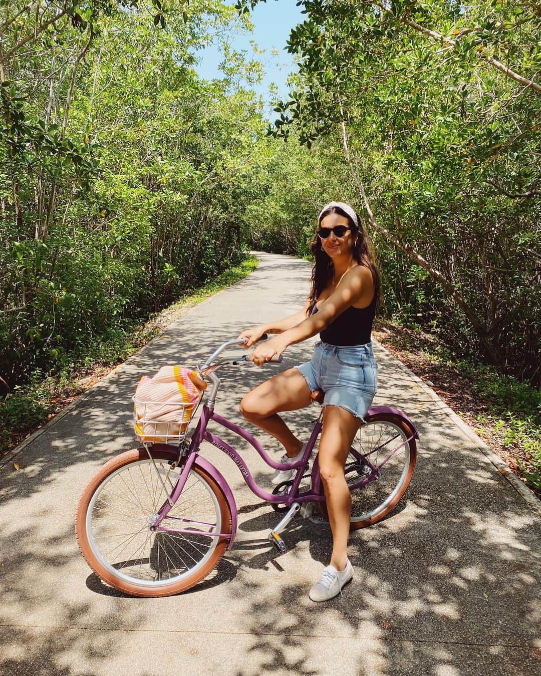 アラナ・マスターソンのインスタグラム：「🚲. 🥥. 👫. 🏝. 🌊.」