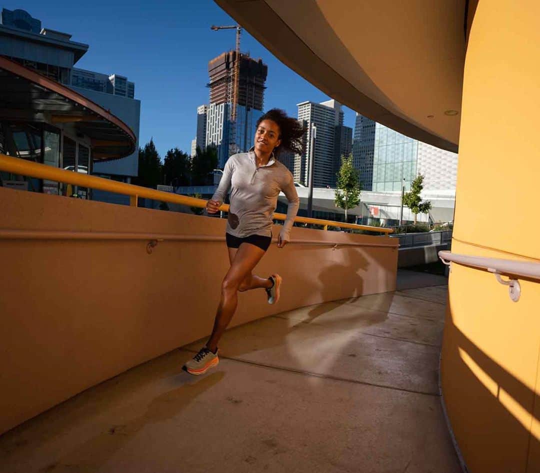ホカオネオネのインスタグラム：「The latest version of the most cushioned shoe in the HOKA road-shoe lineup, The Bondi 7, is here! Now available in extra-wide.   The game-changing Bondi 7 delivers a smooth, balanced ride over any distance, making it great for athletes of all levels and a variety of activities and lifestyles. Updated with a supremely plush collar made from ultra-soft memory foam designed to accommodate a narrower heel, the collar conforms to a wide variety of ankles, cradling the Achilles in cushy comfort. Unquestionably, the Bondi 7 will take you far and wide. #TimeToFly​」