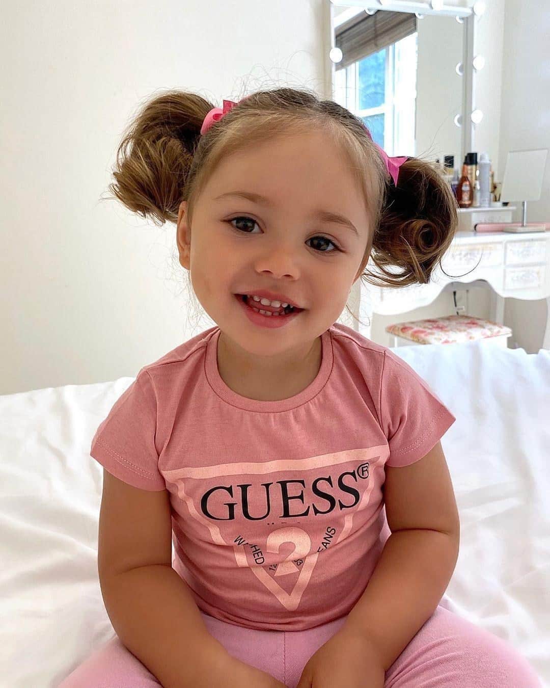 のインスタグラム：「a little something to brighten your day ☺️💕 #GUESSKids (📸: @queen_esslas)」