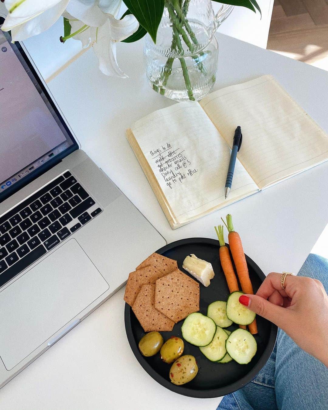 Estée Lalondeのインスタグラム：「What most of my afternoon snacks look like. A yummy selection of @waitroseandpartners veggies, olives and of course some cheese and crackers 🤤. Need fuel for for more hours of staring at my computer 😂👋. This is my favourite part of working from home - yum, and from today Waitrose own-label goodies are exclusively available from in their stores or at waitrose.com! What do you eat for an afternoon snack to keep you going? #OnlyWaitrose #AD」