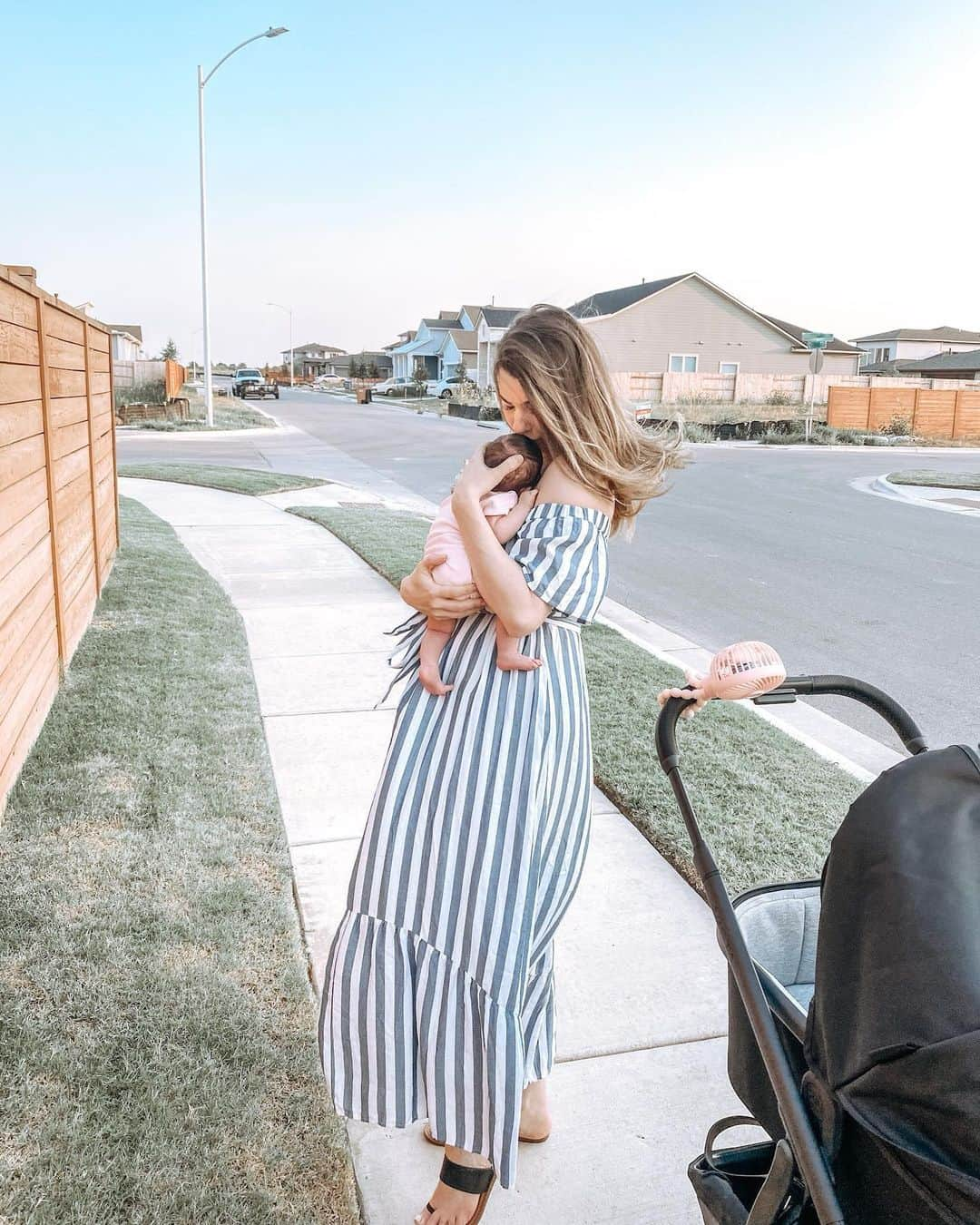 アンナ・ニコル・スミスさんのインスタグラム写真 - (アンナ・ニコル・スミスInstagram)「Our first family walk! It felt SO nice to get outside and get some fresh air. It was also Aurora’s first time in the stroller (other than for a nap inside the house 😄) and it put her right to sleep! 😴🙌 . I had my 3 week post-birth check-up yesterday (virtually) and my OB said my incision is healing perfectly, and I have 3 more weeks until I will be cleared for exercise. And even then, it’s going to be a slow, slow return to my usual workouts. I will first start with some pelvic floor and core work, and light walking for at least a few weeks. As much as I miss the post-workout feels, I’m in no rush. Postpartum recovery is no joke! . Until then, I love seeing you girls crush your @fitbodyapp workouts!! And so many of you have started doing them virtually, together!! 😍🙌 I love seeing your fav moves from each workout and of course your sweaty selfies, so keep tagging me in your insta stories so I can cheer you girls on 😉💕 I will be living vicariously through all you girls crushing your workouts 😄💪 #fbggirls #virtualworkouts #fbgcommunity #slayseptember www.annavictoria.com/fitbodyapp」9月2日 0時56分 - annavictoria