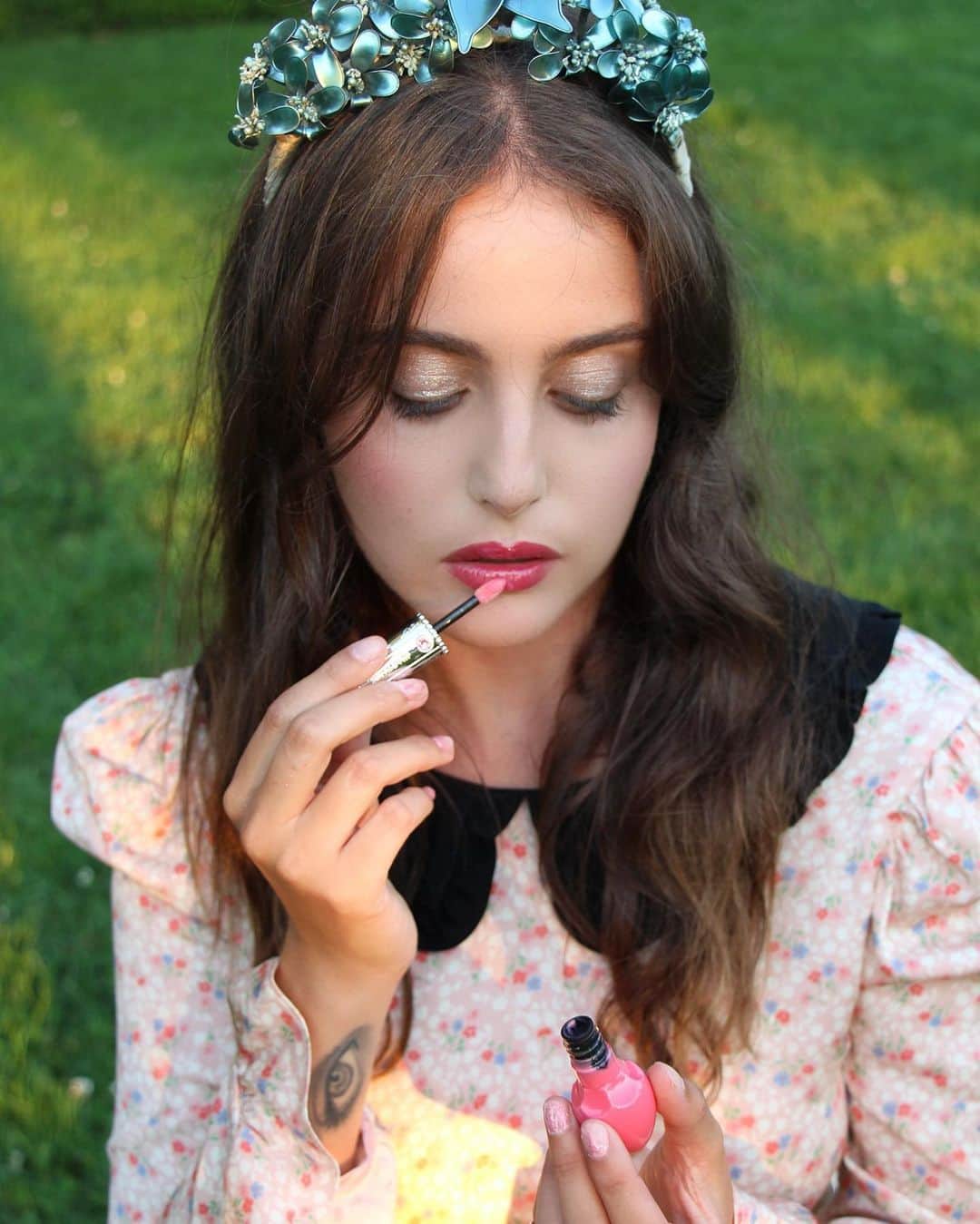 ジル・スチュアートのインスタグラム：「@sophielanecurtis shines in another of my Jill Stuart Beauty favorites. The Forever Juicy Oil Rouge Glow Tint brings the perfect pop of glossy pink to any look. It glides on smoothly and leaves a lustrous glow on the lips 💕👄  Camera 📸: @itsfurtun Location: @madoogardens   #jillstuartbeauty #summermakeup #foreverjuicyoilrougeglowtint #liptint」