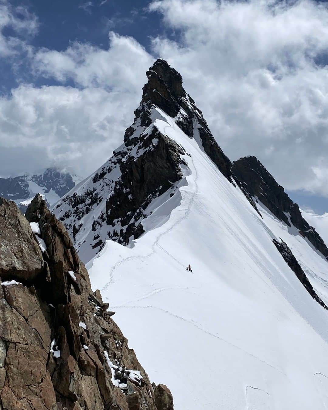 ミレーのインスタグラム：「Views from the Breithorn traverse are simply breathtaking 😶  📷 @nahiaquinco   #MilletRiseUp」