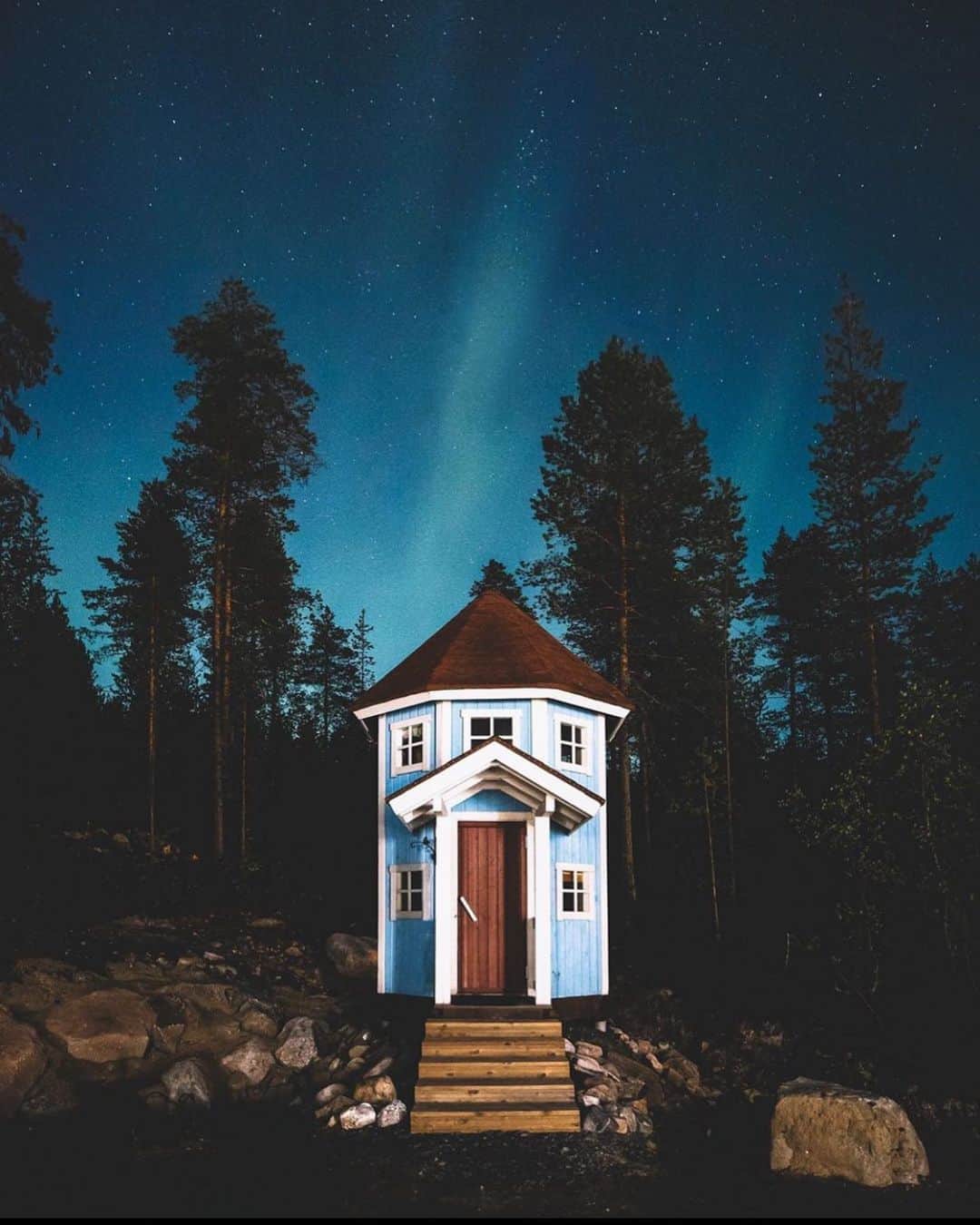 のインスタグラム：「昨夜のオーロラ💙💚😍 ムーミン屋敷はこの写真を撮った @miikahamalainen さんのお父さんが造ったとか。 Kiitos! @miikahamalainen」