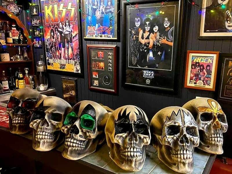 KISSさんのインスタグラム写真 - (KISSInstagram)「Staying busy with #KISS! Check out these cool KISS skulls that Jerome Baxter painted during the covid lock down. 🤟」9月2日 1時05分 - kissonline