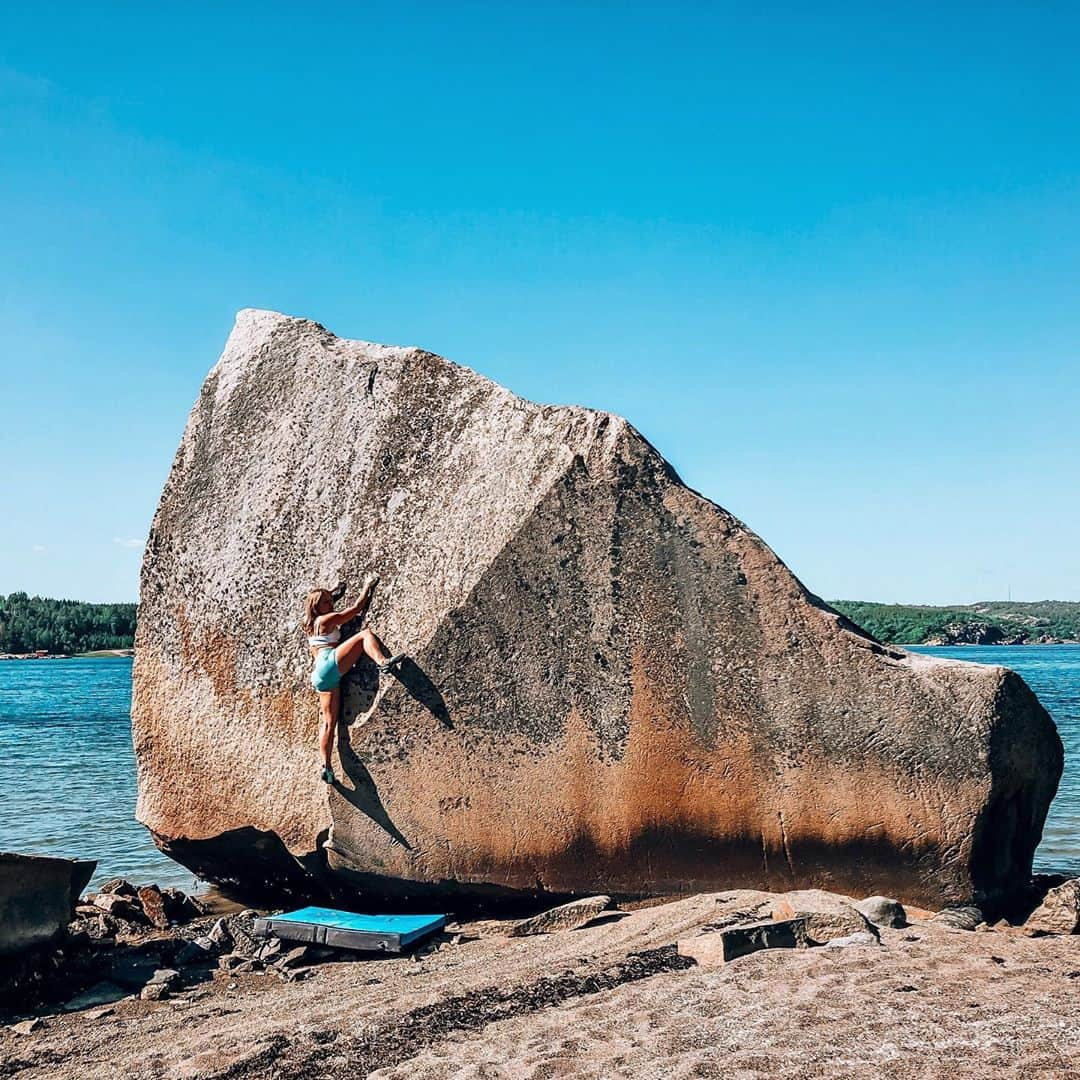 マチルダ・セーデルルンドさんのインスタグラム写真 - (マチルダ・セーデルルンドInstagram)「Seaside bouldering 🇸🇪 Wishing you a speedy recovery after ACL surgery @chubby_petite 💘 #comebackstronger」9月2日 1時06分 - matilda_soderlund