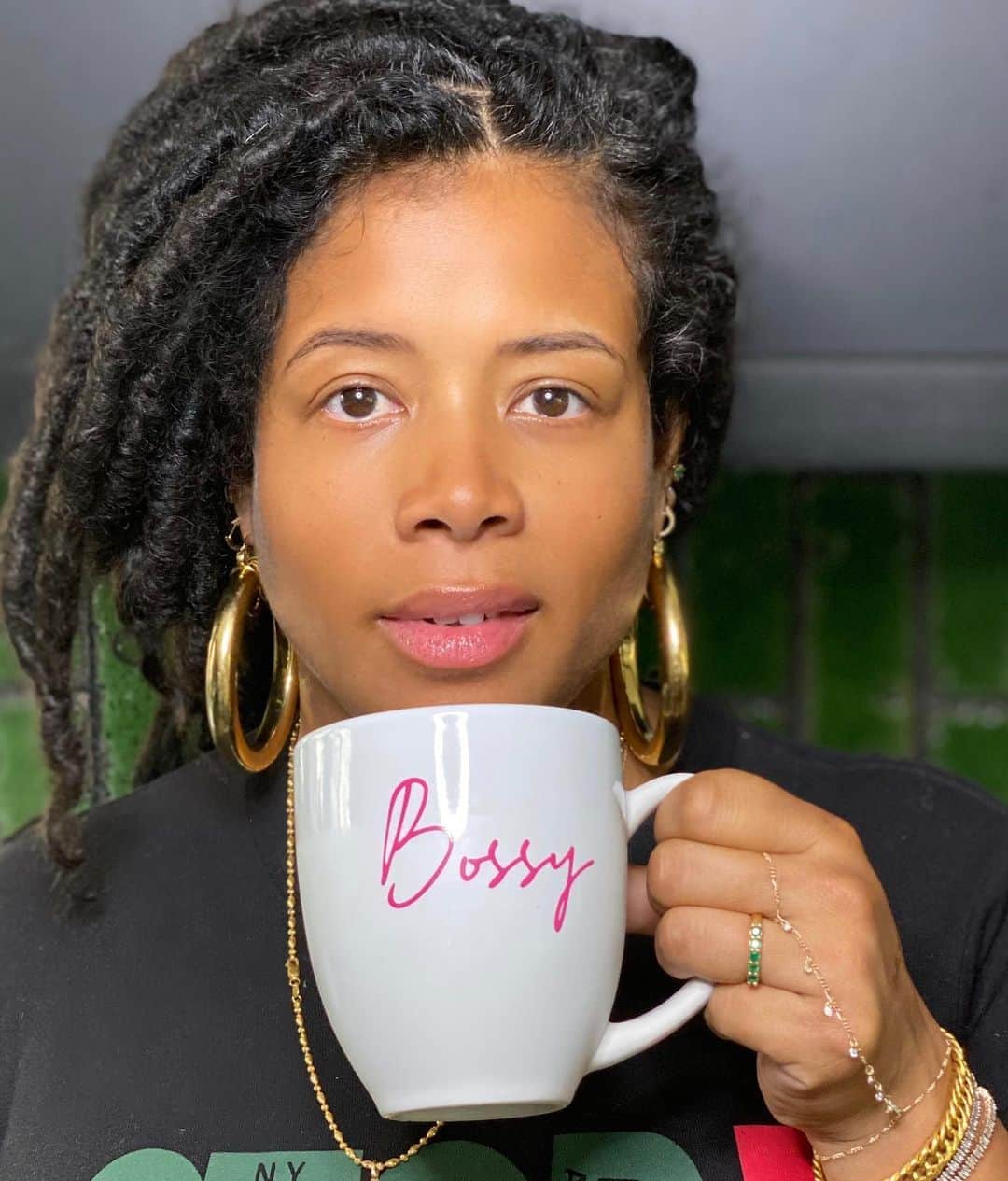 ケリスのインスタグラム：「Rise and shine ! What’s in your cup ? For all my celebration Gold mine box fam aren’t you loving your @happyjoecbd coffee? This weeks box has more treats in it like fig seed and nut butter to go on bagels and toast around the country!!! You will love this box 📦 and don’t forget to grab my new mugs on my site . Link in bio ! #bossy #coffee #goldmine #nutbutter #cookingclass #blackowned #cheflife #laborday #sale」