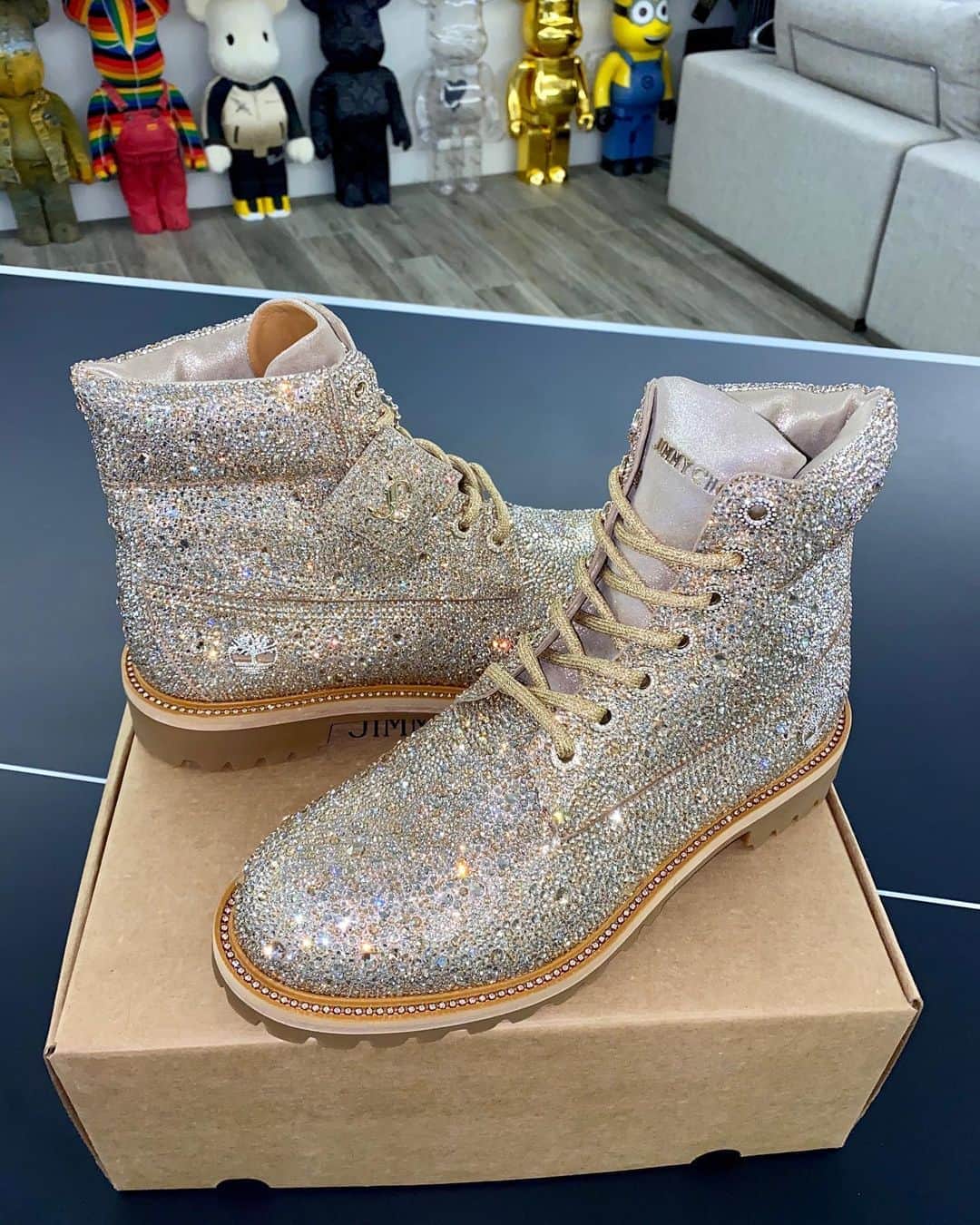 ベン・ボーラーのインスタグラム：「PLEASE DO NOT try to talk to me if you see me in these streets in my new Bust Down Timbs 😭💎🥶. Thank You @jimmychoo @sara_riff for lacing me with the first pair! These shits are DUMB HARD!🔥🔥🔥🔥🔥 WOW! HAHAHAHAHA I LITerally can not wait to rock these with some Rick Owens jeans.」