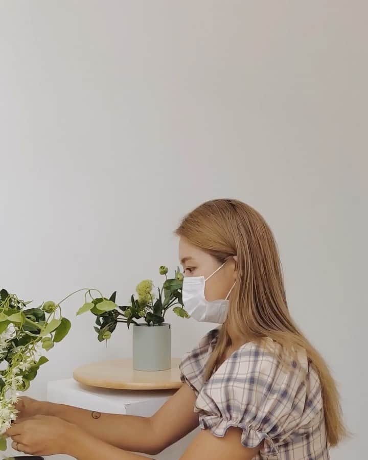 キム・ダヘのインスタグラム：「꽃이 좋다 🌿」
