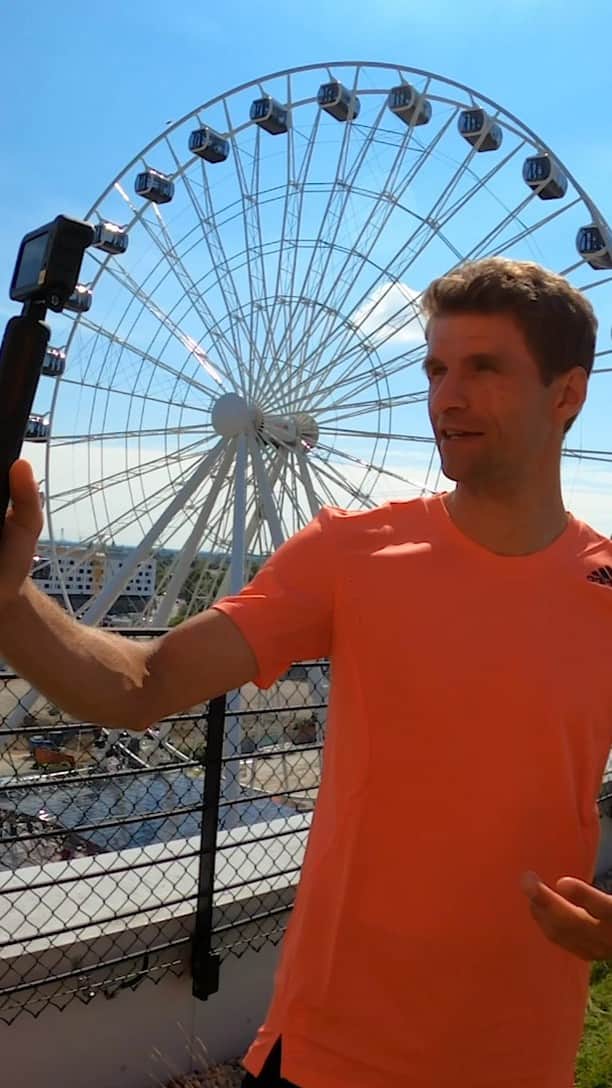 トーマス・ミュラーのインスタグラム：「Die Koordinationsfähigkeit und geistige Fitness ist für jeden Spitzensportler extrem wichtig. Deshalb hat mein Sportsfreund Felix mit mir in diesem Video ein paar Übungen zur Fingerfertigkeit ausgetestet. Gar nicht so leicht kann ich euch sagen. Aber probiert es am besten selbst mit euren Eltern oder Großeltern aus und berichtet mir, wie ihr euch geschlagen habt... #DaSchauHi #FitnessFürKids #FelixNeureuther #esmuellert #DaSchauHiFürKids」