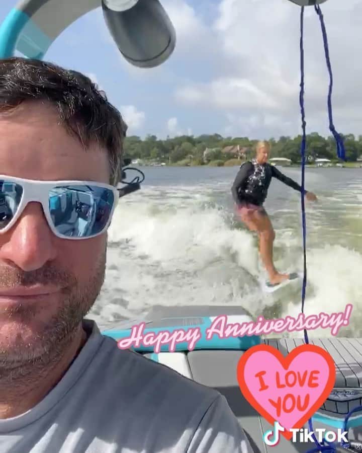 バッバ・ワトソンのインスタグラム：「Anything for my wife!! Happy Anniversary!  #16years #WifeGotSkillz #WakeSurfLife @nautiqueboats」