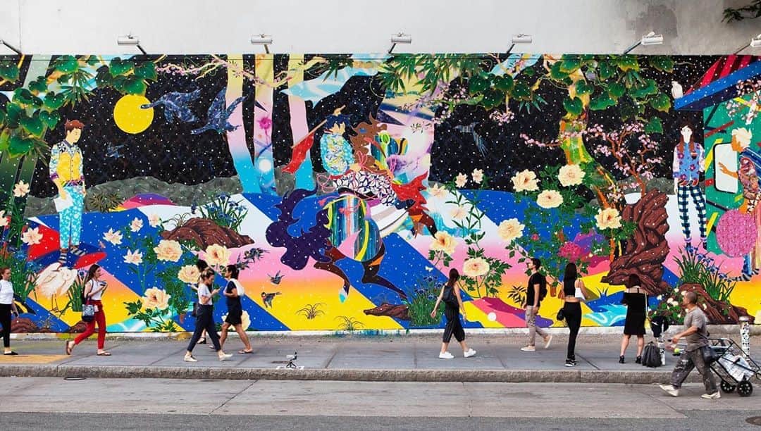 松山智一のインスタグラム：「No condition is permanent , It s time to pass on and say good bye. Its been a year, being honored to have had the opportunity to paint the Bowery Mural. Especially under this challenging time. hoping my work contributed to its legacy and its  history. becoming a part of NY was beyond words. I want to say deep thank you to NYC, and everyone who s supported. Thank you 🙏 #BoweryMural @jessicagoldmansrebnick @goldmanglobalarts   今週をもって1年続いたバワリーミューラルが、次の作家へとバトンタッチされます。12ヶ月という期間、NYという場所がコロナウィルスで激変する中、自分を育ててくれたこの街に、作品とともに向き合えたこと、嬉しく思います。いつかは描きたいと想いつづけた壁に描けた経験は、自分の作家人生にとってかけがえの財産です。これまでの作家とどれだけ違うアプローチができるだけを考え、不安と自信が介在しつつ１４日間かけてスタジオ一丸となり作りこんだ記憶は忘れらません。壁画入れ替えとともに、１日も早く元気を取り戻して欲しいと願うばかり。ありがとうございました。」