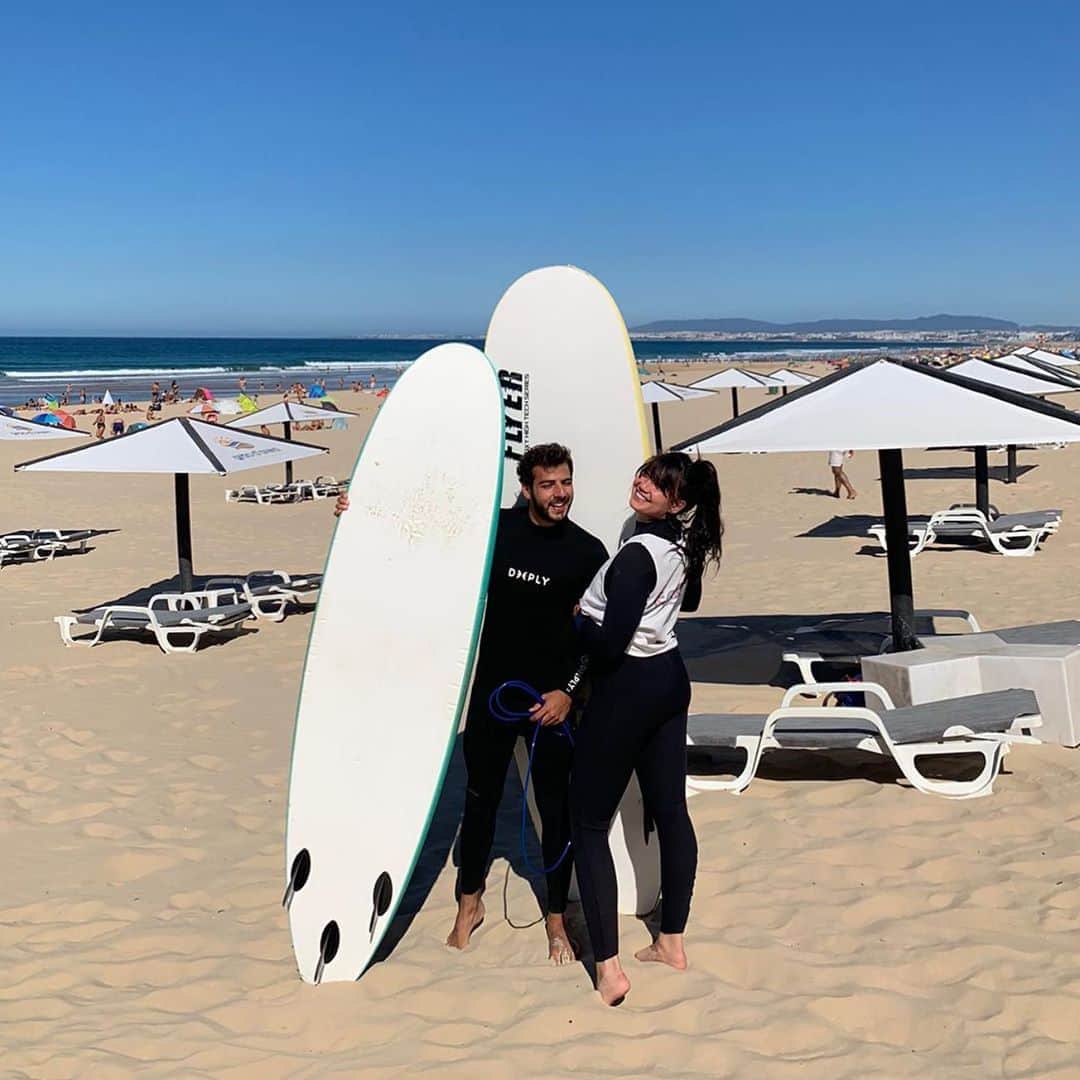 デイジー・ロウのインスタグラム：「I managed to surf & I actually stood up!!! My body feels battered but there is still a big fat smile on my face. Thanks for being the best cheerleader @jordanjaysaul ... and not ripping it out of me too hard for face-planting when I saw you catch the same wave as me (it only happened because I got far too excited when I saw you)」