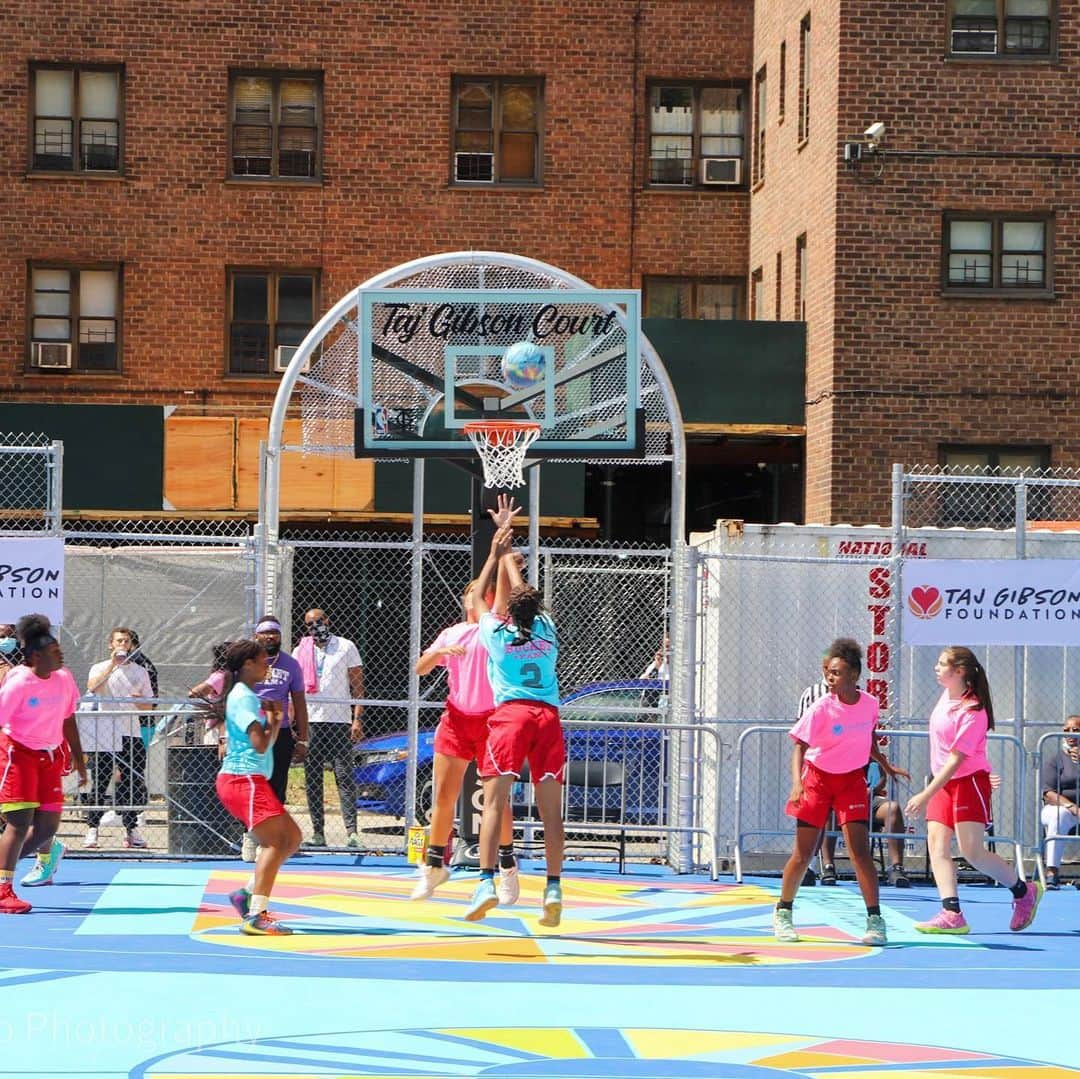 さんのインスタグラム写真 - (Instagram)「Fort Greene we did it again ! New Ingersoll Courts showcase was a Movie 🔥@stephrok1 thank you for your Artwork and Dedication to this project. More great things from @tajgibsonfoundation in the near future. #Brooklyn #67 #Scotchpainterstape」9月2日 1時38分 - tajgibson