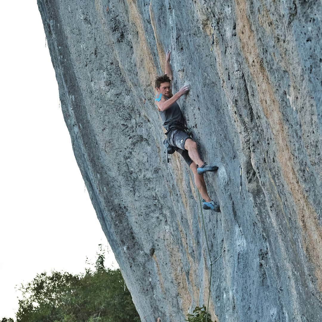 カタリーナ・ザーヴァインさんのインスタグラム写真 - (カタリーナ・ザーヴァインInstagram)「I'm glad I got the chance to spent some days in Ceüse with the @austriaclimbing team.  Watching @steffscherz, @jakob.schubert and @georgparma trying and ticking off some classic lines on this amazing cliff was awesome. Good job guys💪💪👊」9月2日 1時47分 - katha_saurwein