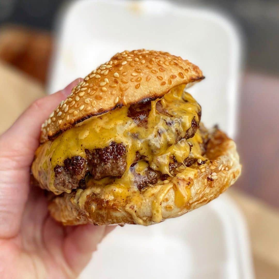 Eat With Steph & Coのインスタグラム：「Here to confess that last week was the first time I’ve ever tried @bleeckerburger ! I know? Have I been living under a rock?! Now I’ve tried it I can confirm, like everyone else that IMO it’s the best burger in London. Loved every bite and would have licked the box if it wasn’t for the ubereats driver waiting for his order next to me 👀  Pictured is the double cheeseburger 🍔 🙌🏻  📷 @thetessaproject」