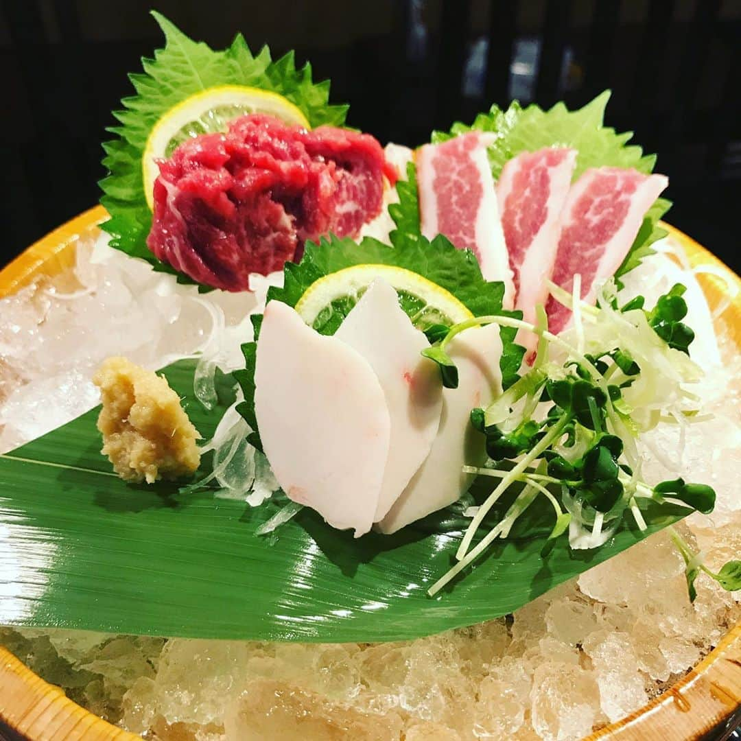 うまかもん九州料理 九州魂天王寺店さんのインスタグラム写真 - (うまかもん九州料理 九州魂天王寺店Instagram)「まいど九州魂（くすだま）天王寺店です！  名物！鮮馬刺し三種（赤身、バラ、タテガミ）納涼盛りです！レバーもあるので馬刺し、ナマモノがお好きな方！ご来店お待ちしてます！  #やっぱ生やねん #熊本直送鮮馬刺し #大阪直送マッスルスタッフ #阿倍野居酒屋 #マッスル系居酒屋」9月2日 1時50分 - kusudamatennouji