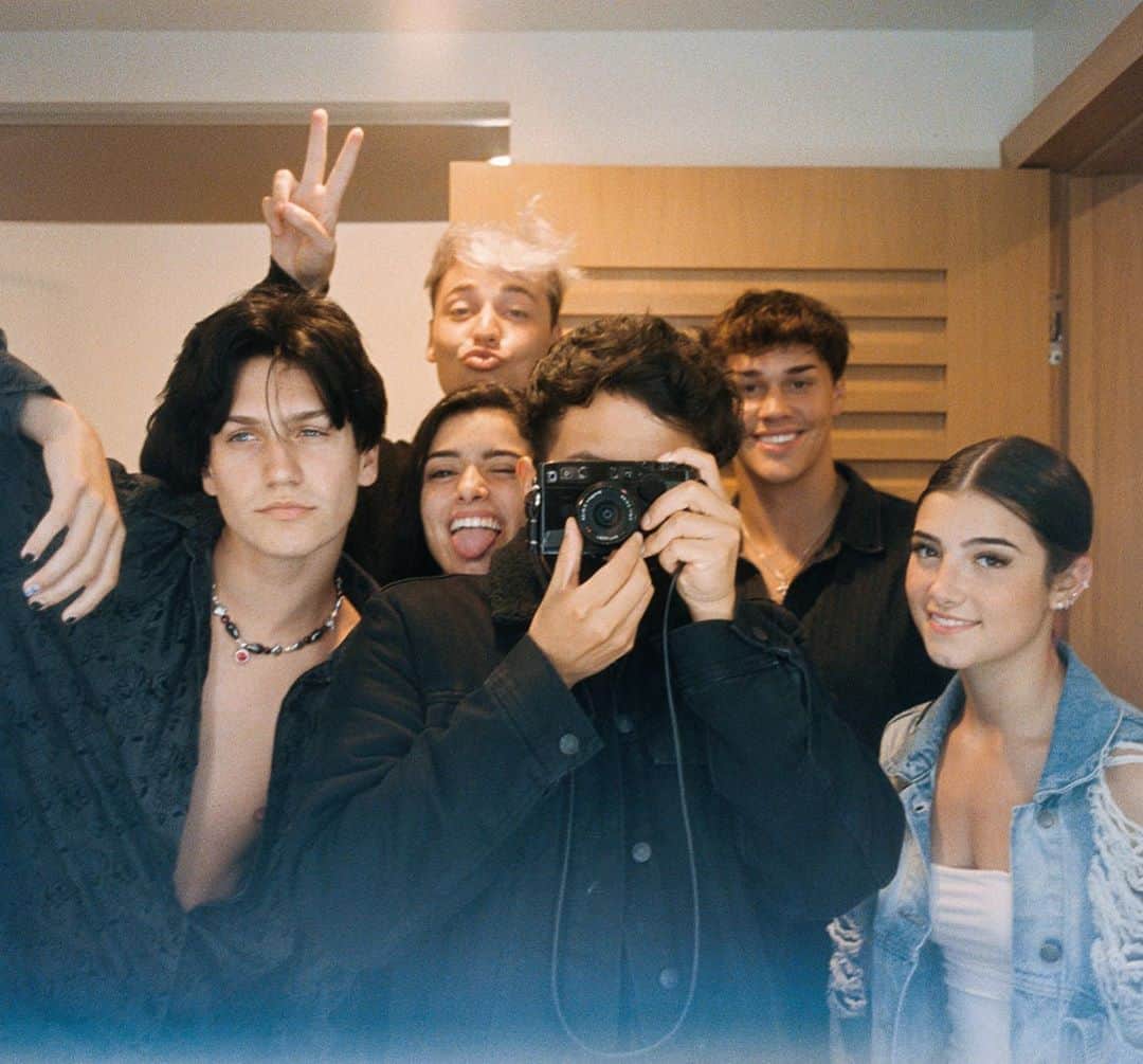 Bryant Eslavaのインスタグラム：「/ MALIBU NIGHTS 🌟 • what is your favorite fruit?🥭」