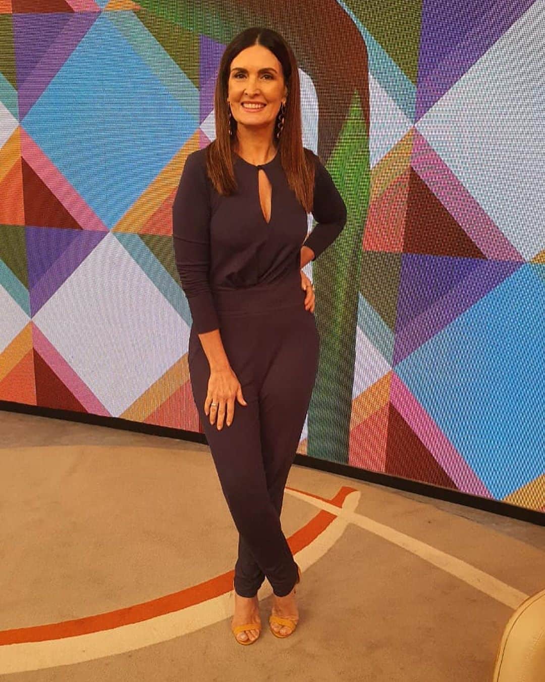 ファチマ・ベルナルデスのインスタグラム：「Atendendo ao pedido da @michelleloretoap, eis o look de hj. Vcs tb curtiram esse visual inspirado na nossa convidada de hj, a @cleo?#encontrocomfatima.」