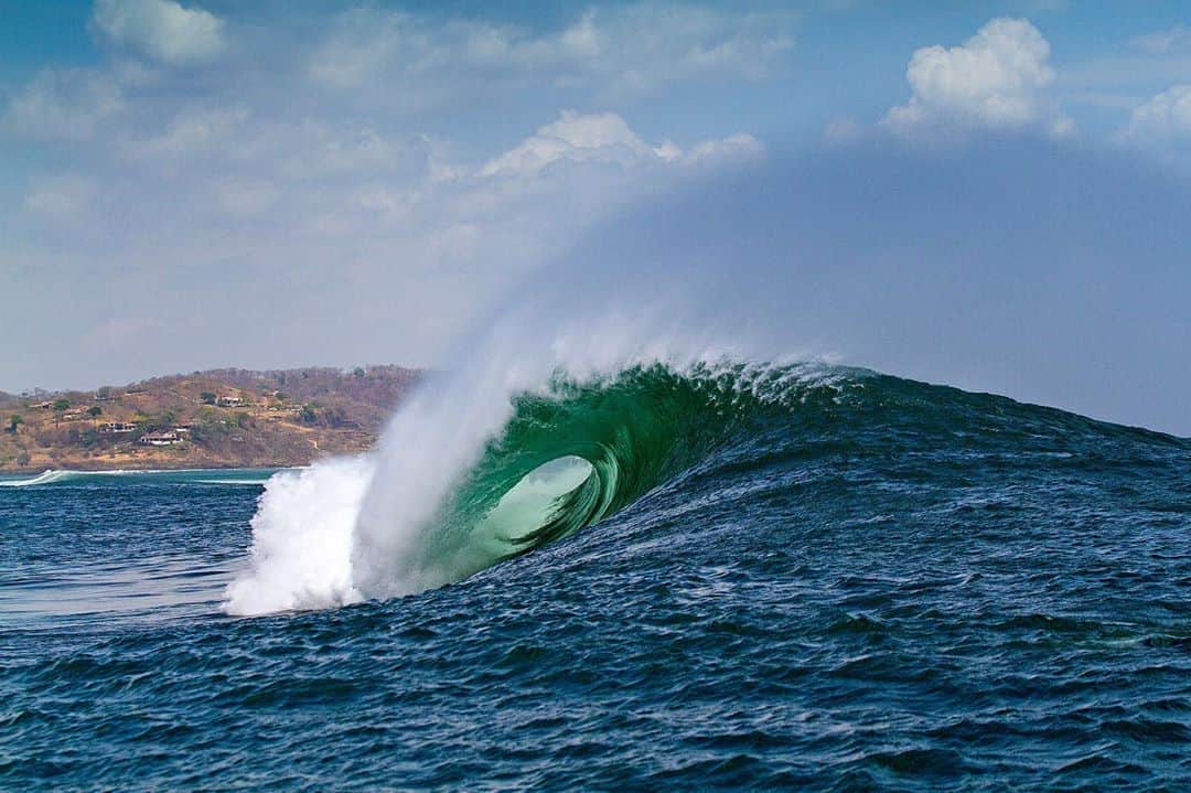 surflineさんのインスタグラム写真 - (surflineInstagram)「Lonely lefthander⁣. 📷: @Billywatts」9月2日 1時58分 - surfline