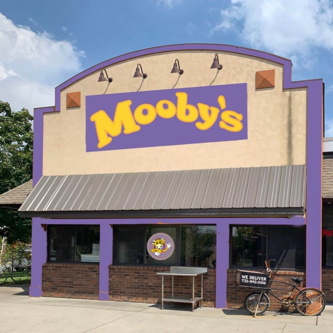 ケヴィン・スミスさんのインスタグラム写真 - (ケヴィン・スミスInstagram)「The @moobyspopup moooves into @giannispizzeria in Red Bank, New Jersey from SEPTEMBER 18th to the 25th. For one week, the fun folks at Gianni’s are turning their exquisite pizzeria into the fake fast food joint most recently seen in @jayandsilentbob Reboot! And because the pop-up only has a one week window, folks will need to make reservations to get inside (like they did in our L.A. location). All the food and fun goes on sale 11am TOMORROW at the #moobyspopup website (link in my bio above). Enormous thanks to the Gianni’s team, who reached out to us about making Mooby’s in Red Bank a reality. They told Mooby’s mastermind @heyitsderekberry that hosting the fake fast foodery from #jayandsilentbobstrikeback and #clerks2 is something of a full-circle affair for them because, back in the day, @jaymewes used to deliver pizza for Gianni’s! Jay can’t make the trip but I’ll be at Mooby’s on opening day, as well as in and out of the pop-up all weekend! And @jayandsilentbobstash will be running a satellite store at the Gianni’s Mooby’s, stocked with all new Mooby’s merch! We’re also trying to set up some sort of drive-in movie event for that same week, so join the mailing list at Mooby’s Pop Up .com for more info! Never thought I’d see an actual Mooby’s in the town I was born! I hope this will be as udderly delightful for everyone else as it is for me! Make your reservation Tomorrow at 11am! #KevinSmith #moobys #redbanknj #redbank #newjersey #jayandsilentbob #jayandsilentbobreboot #food #popup #popuprestaurant」9月2日 1時59分 - thatkevinsmith