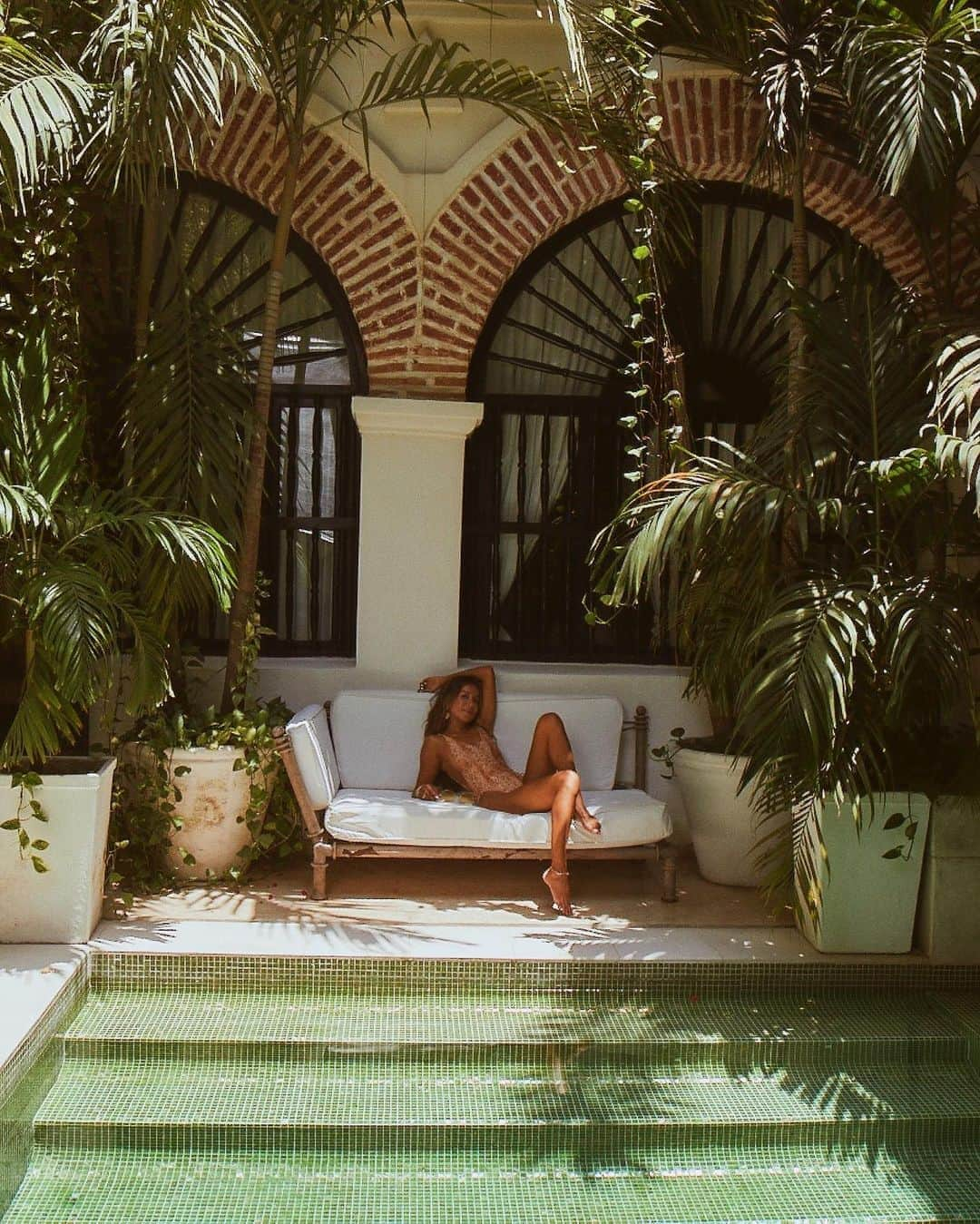 ジュリー・サリニャーナさんのインスタグラム写真 - (ジュリー・サリニャーナInstagram)「little paradise. 💚🌴• link in bio」9月2日 2時09分 - sincerelyjules