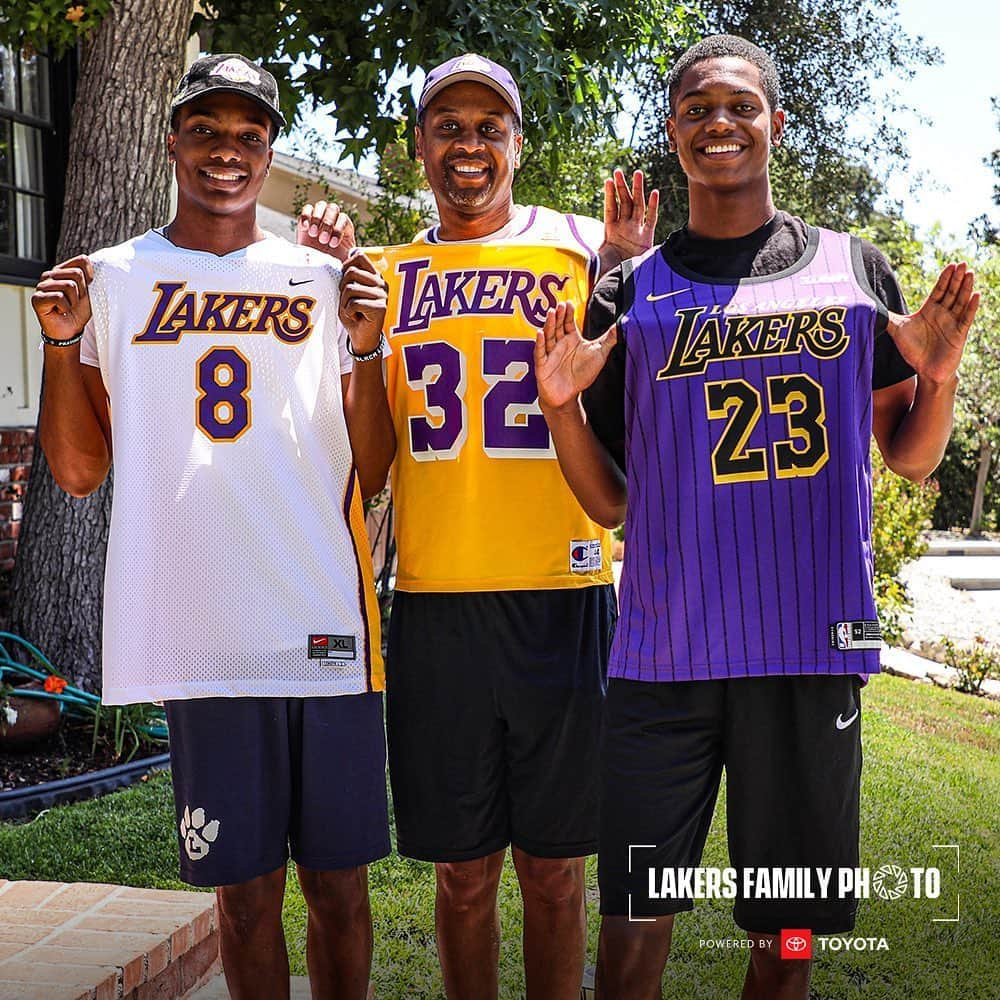 Los Angeles Lakersさんのインスタグラム写真 - (Los Angeles LakersInstagram)「The Roquemore Family • Altadena, CA   One of this father’s sons, pictured here, was a big Dwyane Wade fan so it only made sense that they attended the 2009 Lakers-Heat game together. Well sure enough, Kobe hit the game winning three at the buzzer over Wade, and created a new Kobe fan for life. #LakersFamilyPhoto」9月2日 2時03分 - lakers