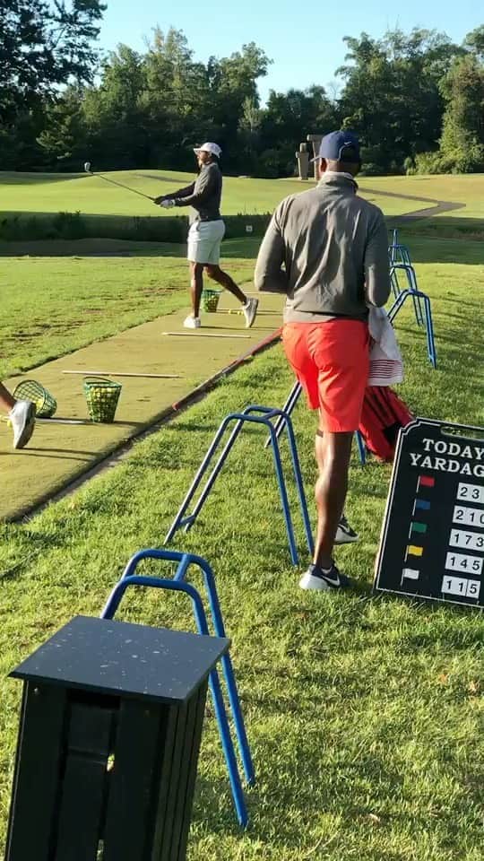 レイ・アレンのインスタグラム：「I’m telling @alonzoadamsart how good his swing is looking on the range so I can sneak in and prank him. Sorry my dude, I had to get you. 😂😂 #snakesonthecourse #thatssof’dup」