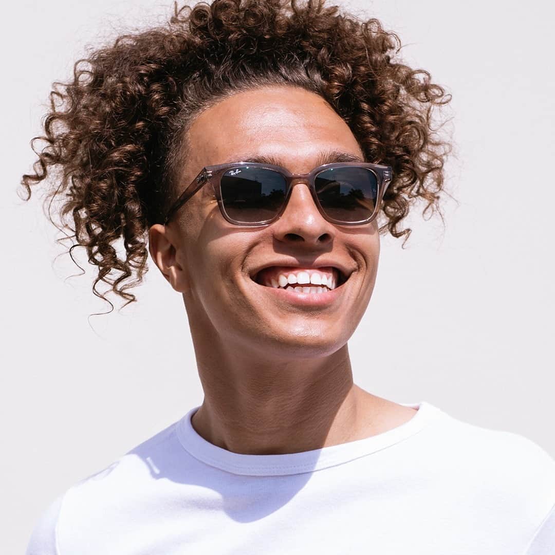 Wal-Mart Stores, Incのインスタグラム：「Raise your hand if you’ve ever built your whole outfit around a pair of Ray-Bans. 🙋🏾‍♂‍Check out all the new frame styles from Ray-Ban, Vogue, and Arnette in the Vision Center.」
