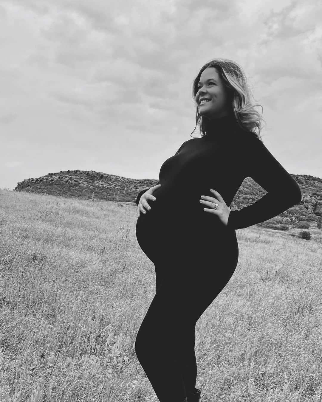 サーシャ・ピーターズのインスタグラム：「We can’t wait to meet this baby.」