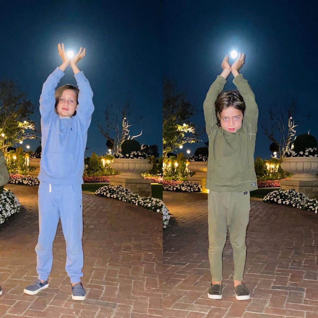 レイチェル・ゾーのインスタグラム：「Reach for the moon and the stars my 👼🏼 ..I love you to the 🌙 and beyond .. #fullmoon XoRZ」