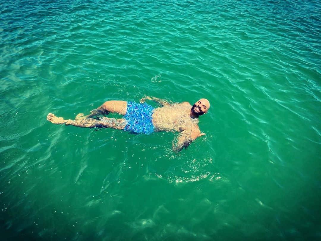 カルロス・ブーザーのインスタグラム：「Be Water... Reminder: When Drowning, You Must Assist In Your Own Rescue... This To Applies To Every Aspect Of Life... Sometimes The Road Along Our Journey Can Get Tough, And We Need A Helping Hand To Get Through... But Remember That Your Survival Will Be Decided By Your Own Determination To Help Yourself!!! Be Water My Friends... #HOLDAT」