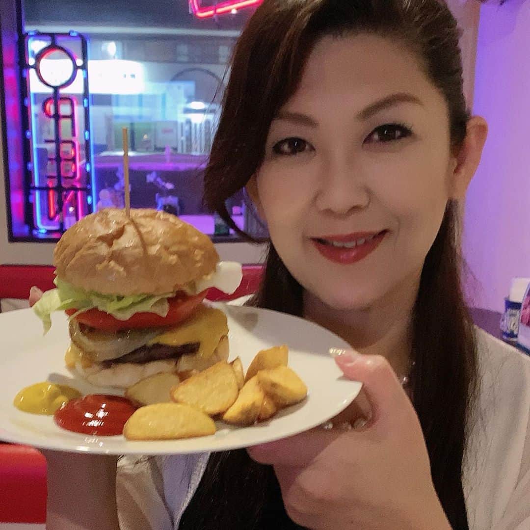 若山かずささんのインスタグラム写真 - (若山かずさInstagram)「地元のハンバーガー屋さんでチーズバーガーを食べました🤗 とっても美味しかったでーす👍🌈✨  #木更津 #若山かずさ #演歌歌手  #演歌 #晩御飯」9月2日 2時36分 - wakayamakazusa