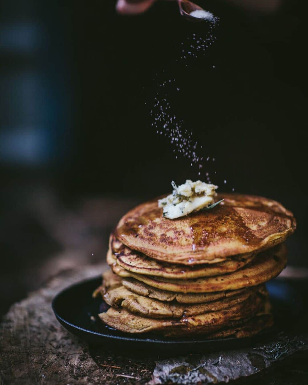 FOLKのインスタグラム：「These are the 6 pumpkin recipes you really need right now. New story up at www.folklifestyle.com for your next sweet and savory pumpkin cravings. 1.) @evakosmasflores 2.) @thekitchenmccabe 3.) @platingsandpairings 4.) @thehungryapron 5.) @twocupsflour 6.) @twiggstudios」