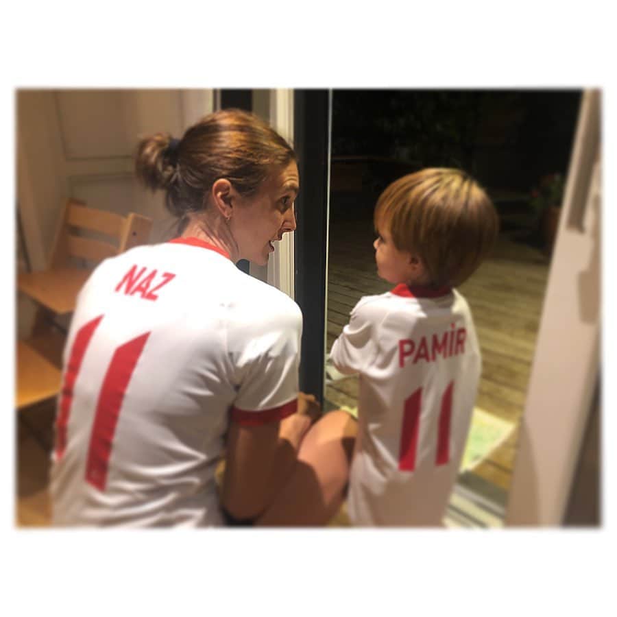ナズ・アイデミルのインスタグラム：「🇹🇷🤘🏻 #bizikimsedurduramaz @nikefootball」