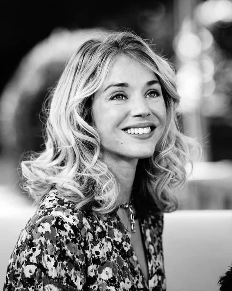 アリス・アイザズのインスタグラム：「Back ✨ @ffangouleme  #messebassefilm  📷 @christophe_brachet_」