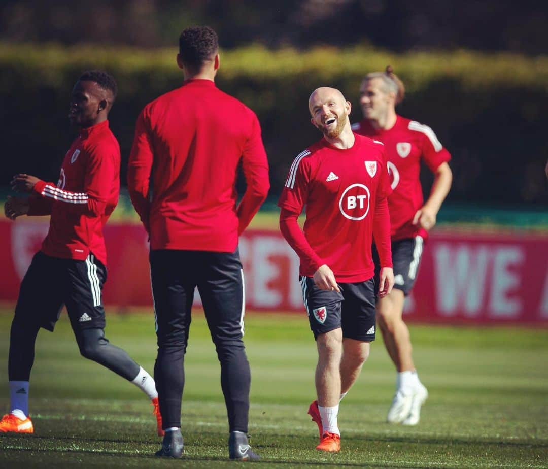 ジョナサン・ウィリアムズのインスタグラム：「Great to be back 🏴󠁧󠁢󠁷󠁬󠁳󠁿🐉 welcome back @robsonkanu 👋 #togetherstronger」