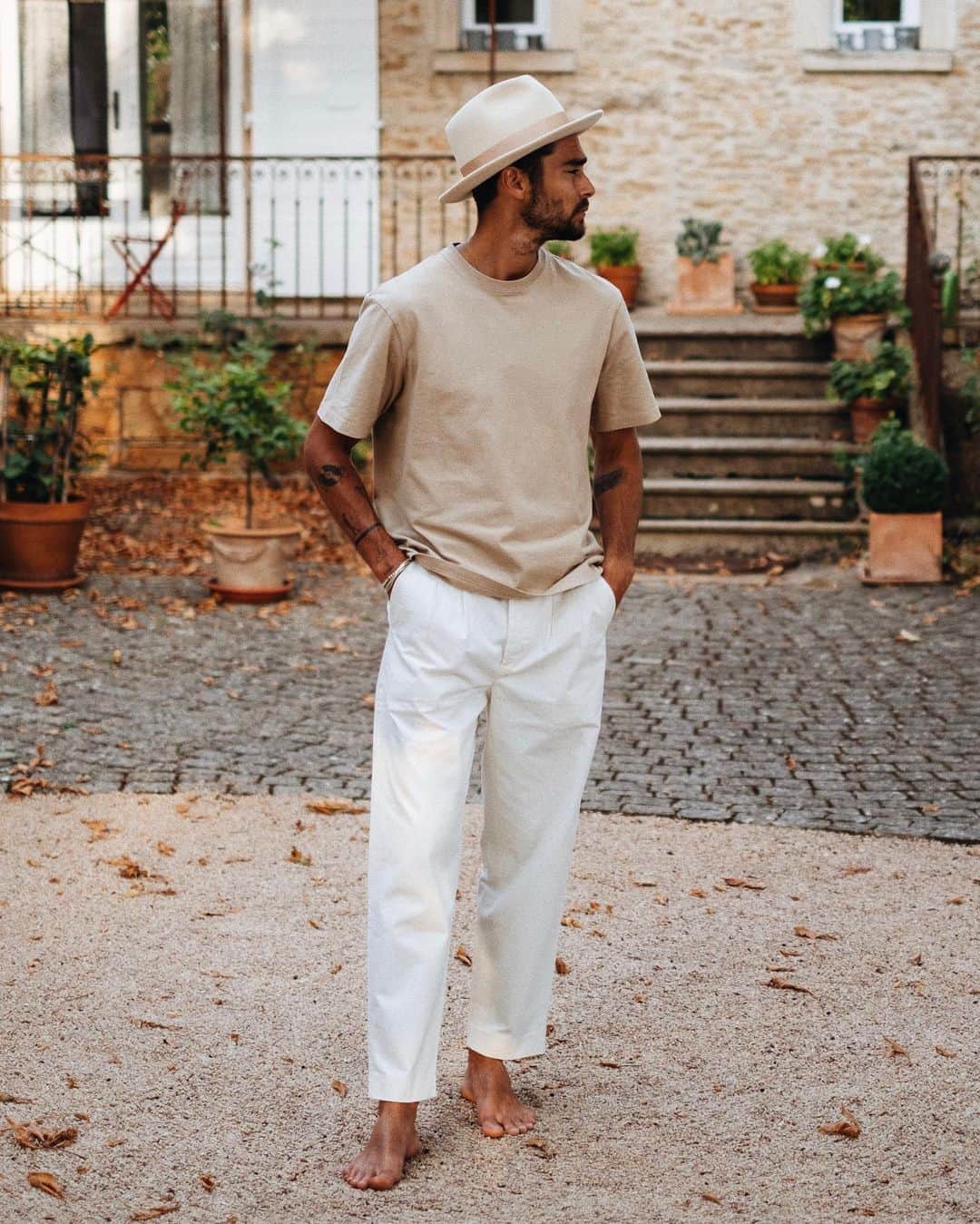NICOLAS SIMOESのインスタグラム：「My summer thing? Living casual & barefoot 😎 What’s yours guys? ⤵️」