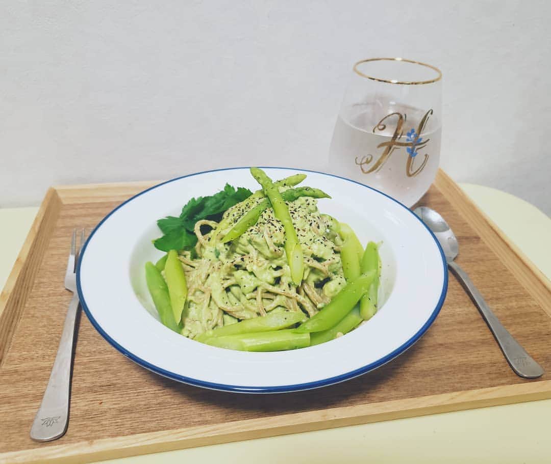 服部ひで子のインスタグラム：「。🥑アボカドの   クリームパスタ🥑。  ぢゃいこ姉さんから頂いた グリーンアスパラ (@omoriya.asparagus )と  あまっていた 三つ葉を添えたら  緑づくしのパスタになりました。🌱笑  『吉本新喜劇🌱中條兄さんパスタ』  または  『つぼみ大革命🌱みどりこちゃんパスタ』と 名付けようかしら、、、笑。  全粒粉のパスタを 使っているので 茶色なのですが、  今度は、 ほうれん草のパスタにして、  もっと 緑まみれにしてみたいと思います( ´∀｀ )b。。。  それにしても 目に優しいパスタだ！😘🌱。  #アボカドのクリームパスタ #全粒粉パスタ  #アボカド #アスパラガス」