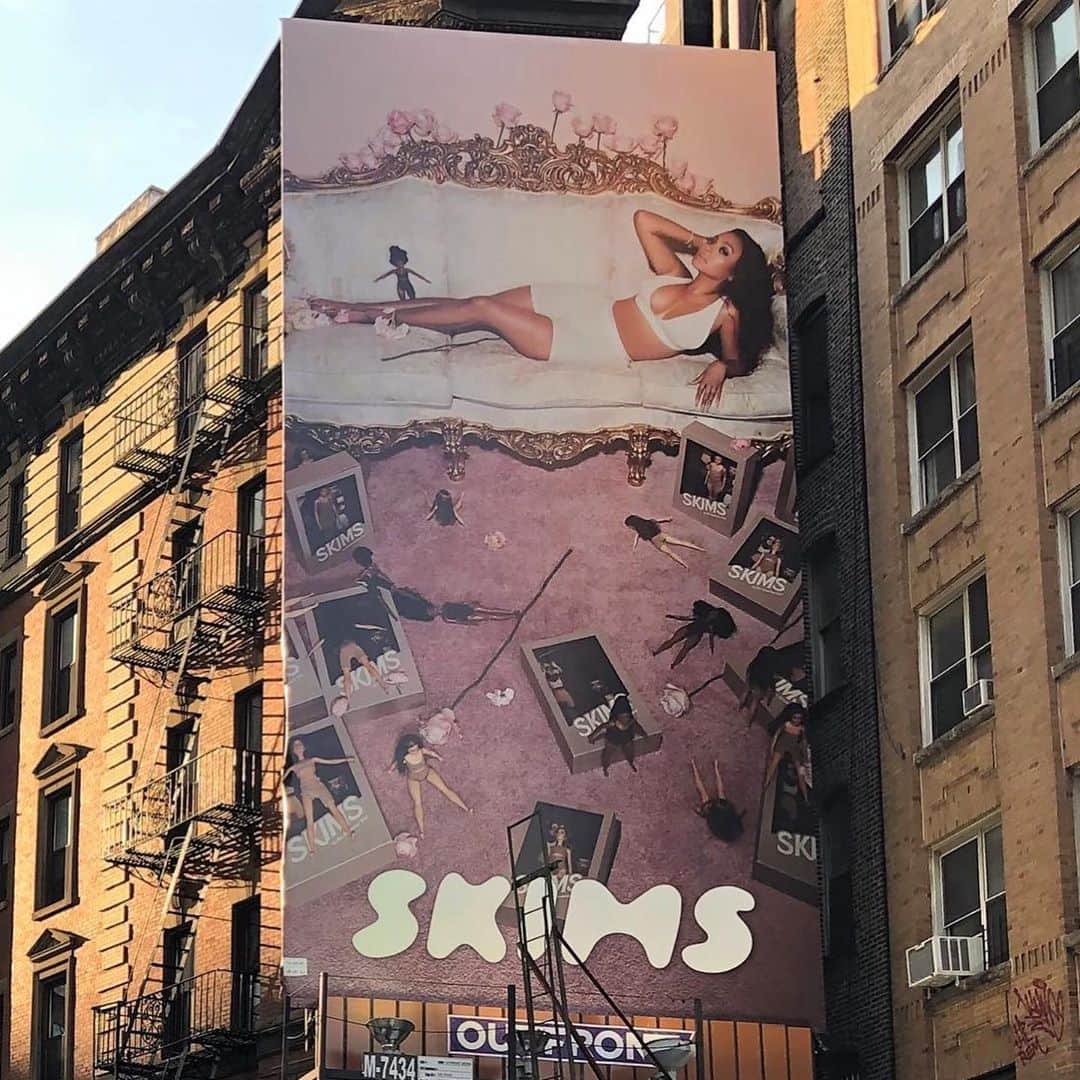 ラ・ラ・アンソニーさんのインスタグラム写真 - (ラ・ラ・アンソニーInstagram)「✨SURPRISE‼️✨ I’m SOOO EXCITED to be a part of @SKIMS 1 year anniversary campaign along with some amazing women!!! 💕 I was absolutely shocked when @kimkardashian SURPRISED me with a billboard of myself in New York City....(swipe to see‼️) I love you so much Kimmie😍😘 Can’t wait for everyone to see these pics 🔥Stay tuned, we have more coming.💕😘」9月2日 3時02分 - lala