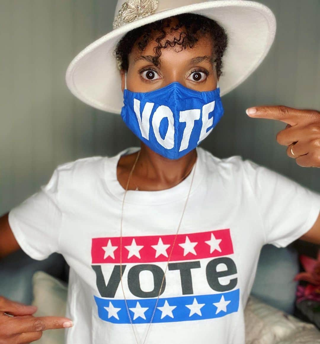 ケリー・ワシントンさんのインスタグラム写真 - (ケリー・ワシントンInstagram)「How much voting swag is too much voting swag? Asking for a friend...  Are you registered to vote? Click the link in my bio to check your registration status NOW ❤️💙🤍」9月2日 2時58分 - kerrywashington