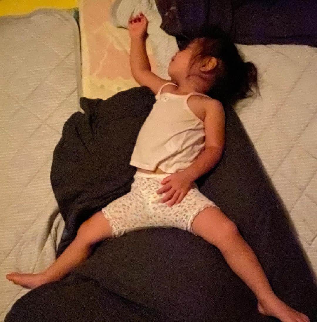 藤井ペイジのインスタグラム：「娘の寝相がエアジョーダン。  #2歳 #寝相アート  #エアジョーダン」