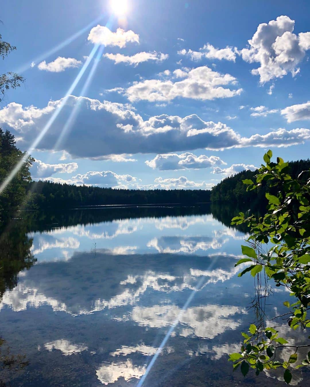のインスタグラム：「”Every cloud has a silver lining.”💙🍃 Miks sitä onkin ennen tarvinnut aina lähtemällä lähteä jonnekin kauas? Aina pitänyt buukata seuraava reissu kalenteriin mitä odottaa? Tän ***** korona-ajan mun silver lining on silmien avaaminen tälle upeudelle mikä on tässä meillä ihan lähellä. Koko ajan. Tässä on just hyvä.🍃💙🙏🏼 . Vaikka turnausväsymys koronan kanssa painaa, niin tää aurinkoinen syyskuun eka antoi aika hitosti energiaa ja uskoa että täähän taistellaan loppuun saakka. Koronavilkut, maskit, you name it muut oudot uudet asiat tähän arkeen, bring it on👊🏼💪🏼 . . . . #syksy #autumn #korona #wecandoit #bringiton #visitfinland #ourfinland #finland #suomi #nature #luonto #lake #järvi #forest #metsä #maski #koronavilkku」