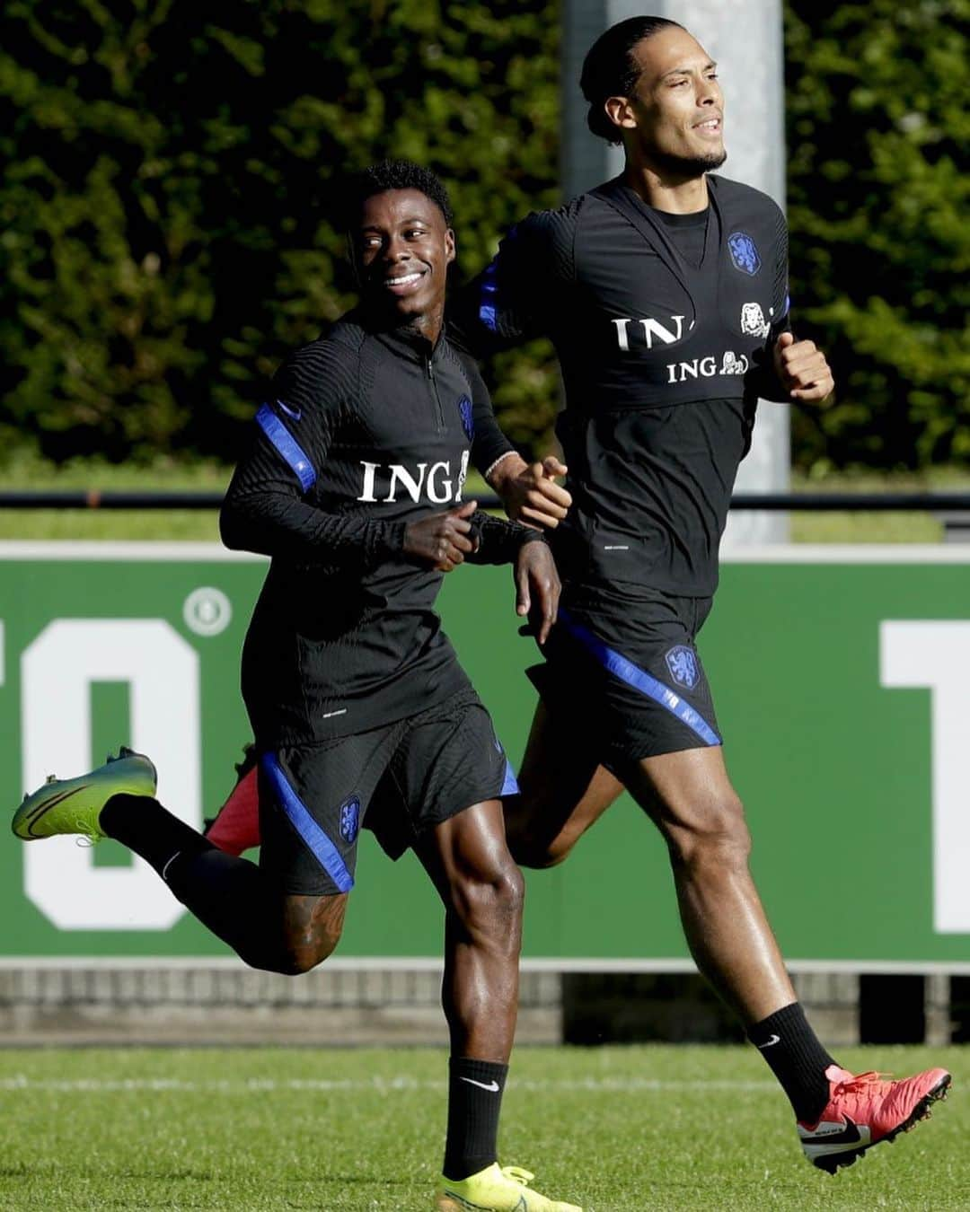 サッカー オランダ代表チームさんのインスタグラム写真 - (サッカー オランダ代表チームInstagram)「Eindelijk weer actie op ons trainingsveld! 🦁🦁 #welcomeback」9月2日 3時03分 - onsoranje